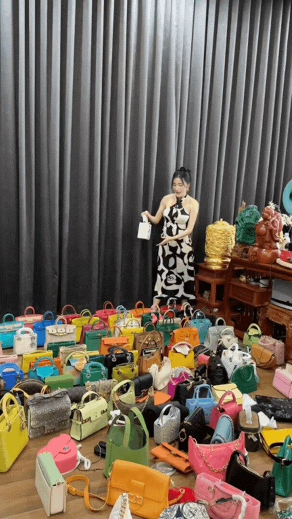 Ngân Collagen từng chia sẻ bản thân có trong tay hơn 200 chiếc túi hiệu đến từ các thương hiệu đình đám. Ảnh chụp màn hình