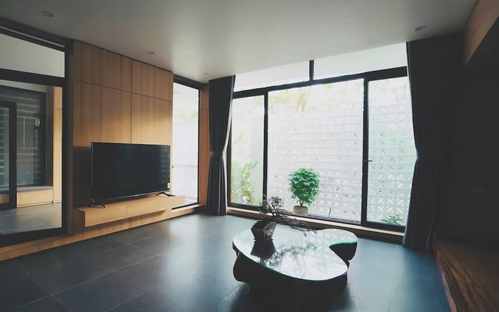 Tầng ba là không gian thư giãn, gồm phòng chiếu phim gia đình và sân vườn lớn phía trước, phía sau là khu giặt phơi và kho gọn gàng. Ảnh: NguyenhieuARC