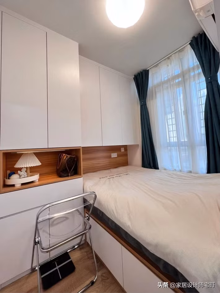 Bàn gấp nhỏ bố trí cạnh tủ, có thể dùng làm bàn làm việc hoặc bàn trang điểm. Ảnh: Tóutiáo