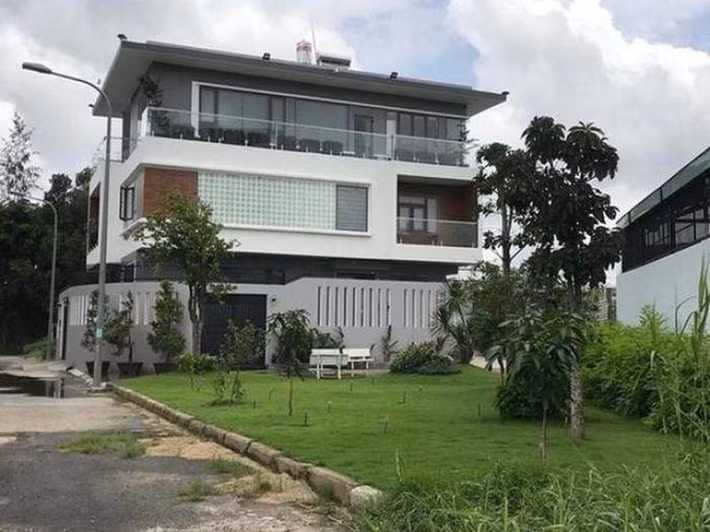 Tại Việt Nam, vợ chồng Ốc Thanh Vân sở hữu căn biệt thự không khác miệt vườn ở Bình Chánh (TP HCM). Ảnh: FBNV