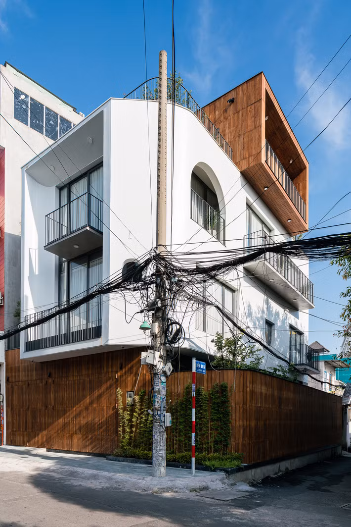 Gia chủ mong muốn có một không gian sống ấn ít ồn ào nên các kiến trúc sư nảy ra ý tưởng kết hợp tường rào và cửa nhà thành một.
