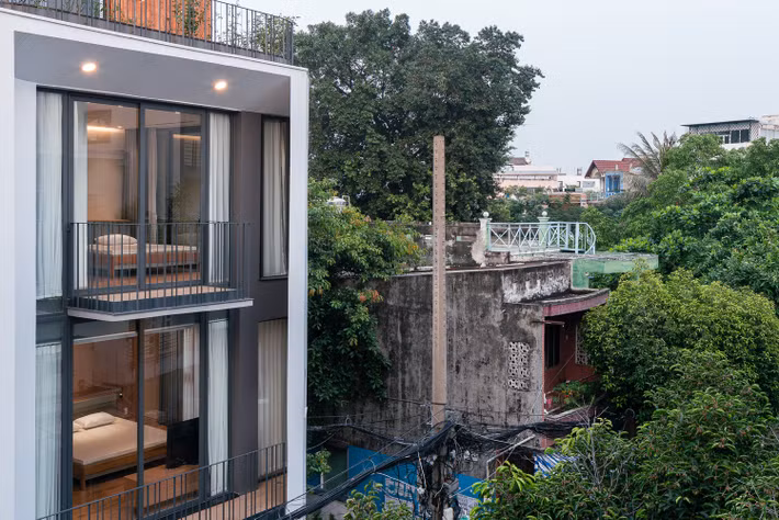 Ngoài 2 mặt tiền, nhóm kiến trúc sư tạo thêm một mặt tiền thứ 3 nơi tiếp giáp với ngôi nhà bên cạnh bằng 1 khoảng sân vườn.