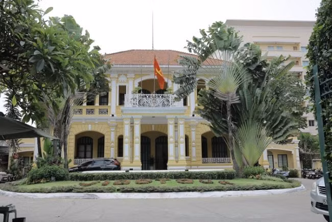 Một biệt thự cổ còn được giữ lại nguyên vẹn kiến trúc ngày đầu trên đường Nam Kỳ Khởi Nghĩa, quận 3. Ảnh: Sgtiepthi.