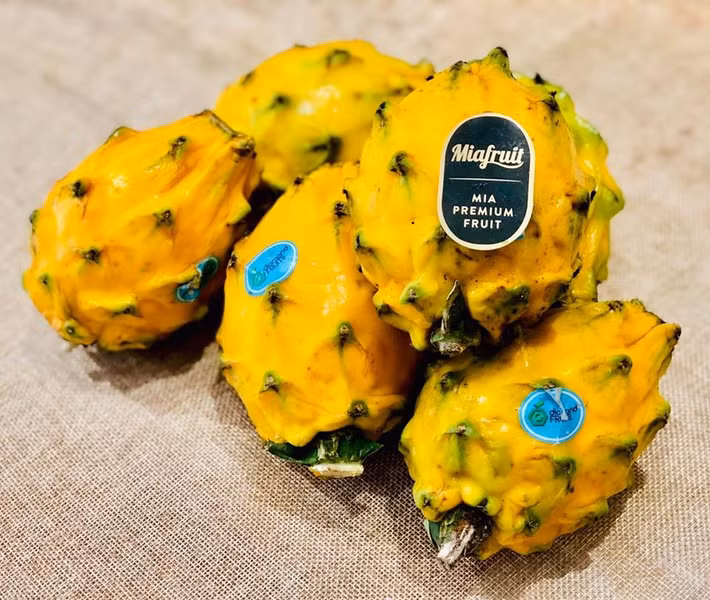 Trong khi thanh long nội địa giá chỉ từ 25.000 - 35.000 đồng/kg thì thanh long vàng Ecuador nhập khẩu đang được rao bán lên tới 480.000 đồng/500g (tương đương gần 1 triệu đồng/kg). Ảnh: Mia Fruit.