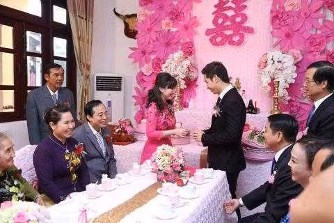Chú rể là Tổng giám đốc một công ty chuyên về thủy sản lớn ở Bạc Liêu còn cô dâu gánh vác trọng trách bà chủ 2 nhà hàng hải sản của bố mẹ. Ảnh: Vietnamnet.