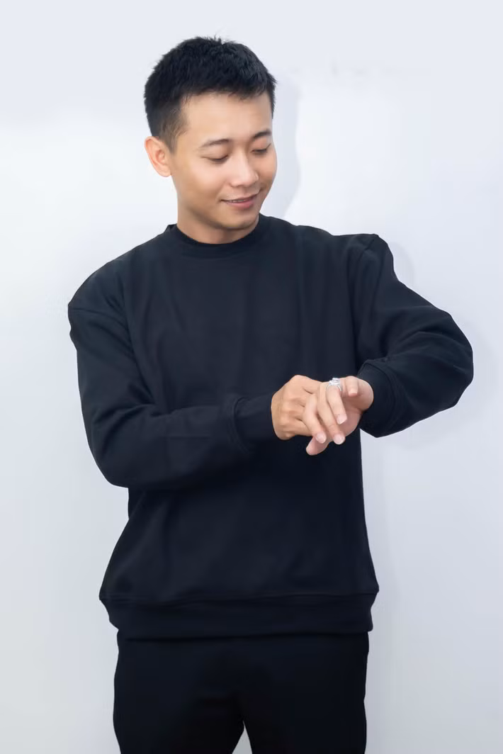 Bản thân Quang Linh Vlogs cũng hiếm khi công khai thu nhập của bản thân. Dù vậy, anh cũng từng tiết lộ số tiền nhận được từ YouTube trung bình chỉ khoảng 15 - 30 triệu đồng, tùy thuộc vào lượng xem quảng cáo trên kênh. Ảnh: FBNV