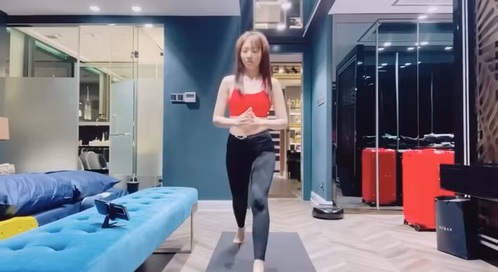 Phòng ngủ thiết kế hiện đại, có không gian để Hari Won luyện tập thể thao tại nhà.