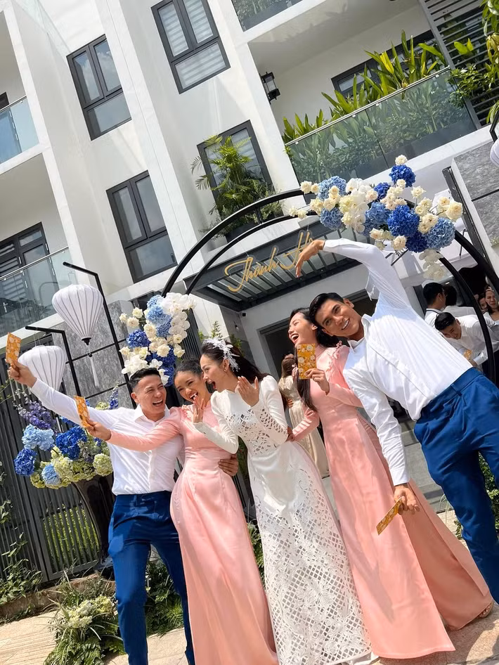 Phía trước căn biệt thự là cổng hoa được trang trí đơn giản nhưng rất sang trọng với tông màu trắng xanh. Ảnh: FB Lê Thị Trâm Anh