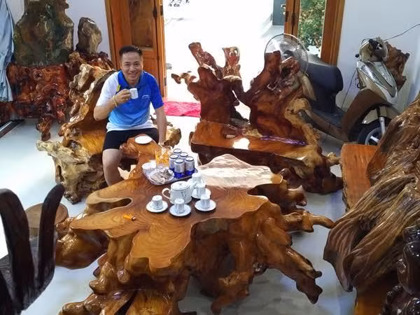 Ngoài tảng đá quý hiếm nặng 14 tấn cùng căn nhà sàn cổ của người Thái vùng Tây Bắc, phòng khách của đại gia Trương Quốc Sỹ còn có một “báu vật” được anh cất giữ cho riêng mình là bộ bàn ghế từ gốc gỗ huỳnh đàn hay còn gọi là sưa đỏ quý hiếm. Ảnh: Vietnamnet.