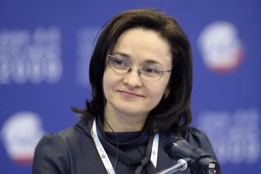 Bà Elvira Nabiullina - Thống đốc Ngân hàng Trung ương Nga sinh ra ở Ufa, Bashkortostan năm 1963, trong một gia đình cơ bản tại Nga. Bà tốt nghiệp đại học chuyên ngành kinh tế vào năm 1986 và nhận bằng tiến sĩ năm 1990. Bà từng giữ chức Bộ trưởng Bộ Phát triển Kinh tế Nga trong giai đoạn 2007 - 2012. Ảnh: Getty Image