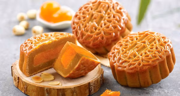 Chỉ ít ngày nữa là đến Tết Trung thu, trên thị trường tràn ngập các loại bánh trung thu nội địa, bánh trung thu xách tay hay bánh trung thu handmade...Ảnh: Zing.