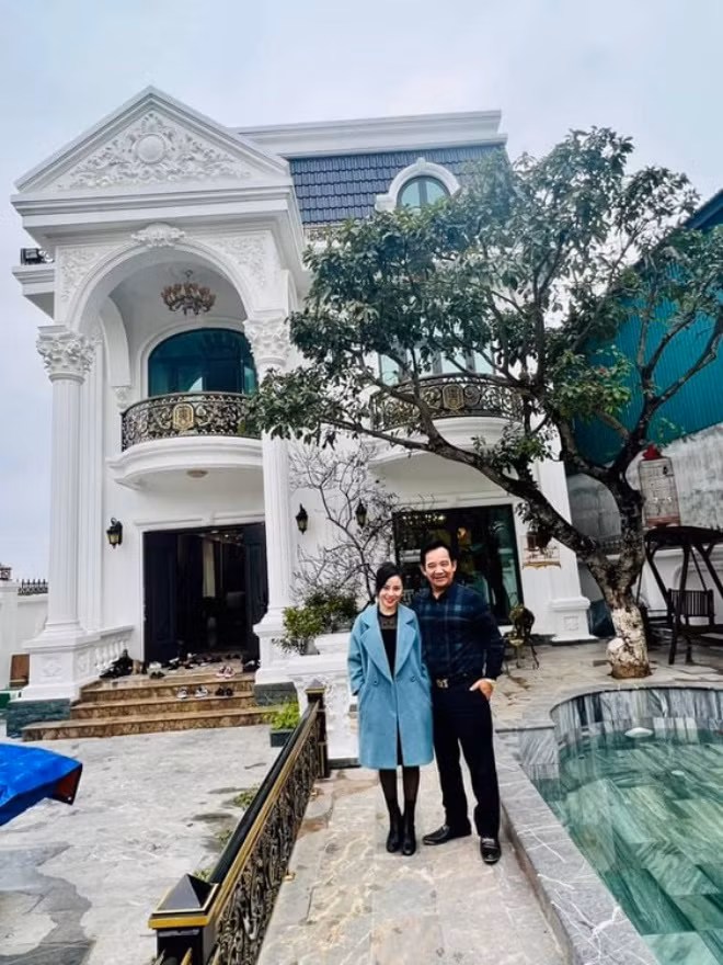 Trong khi đó, nghệ sĩ Quang Tèo sở hữu căn biệt thự rộng gần 1.000m2 ở ngoại thành Hà Nội. Ảnh: FBNV