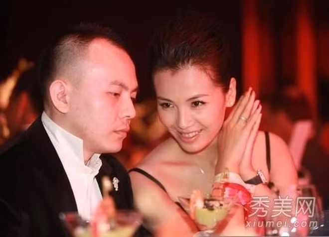 Tháng 10/2007, thiếu gia họ Vương trúng tiếng sét ái tình với Lưu Đào khi tình cờ gặp gỡ ở thang máy khách sạn. Và chỉ sau 20 ngày quen biết, cặp đôi quyết định đăng ký kết hôn, chính thức nên vợ nên chồng.