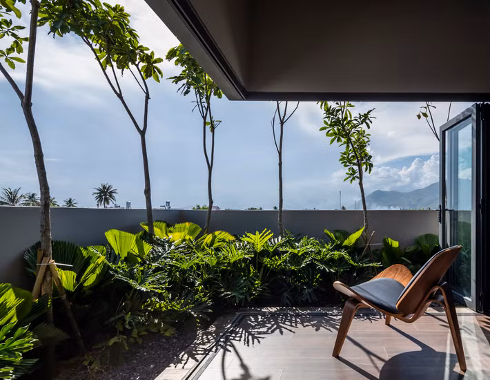 Những khu vườn xanh bao quanh mang đến luồng không khí mát mẻ tự nhiên. Bên cạnh việc kiểm soát nhiệt, ánh sáng cũng được chăm chút kỹ lưỡng.