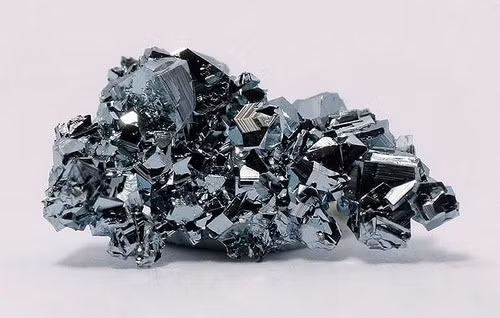 Ruthenium là một thành viên của gia đình bạch kim và ở mức 263 USD mỗi ounce. Các nhà sản xuất lớn nhất của Ruthenium là Nam Mỹ, Bắc Mỹ, Nga, Ukraine và Canada.