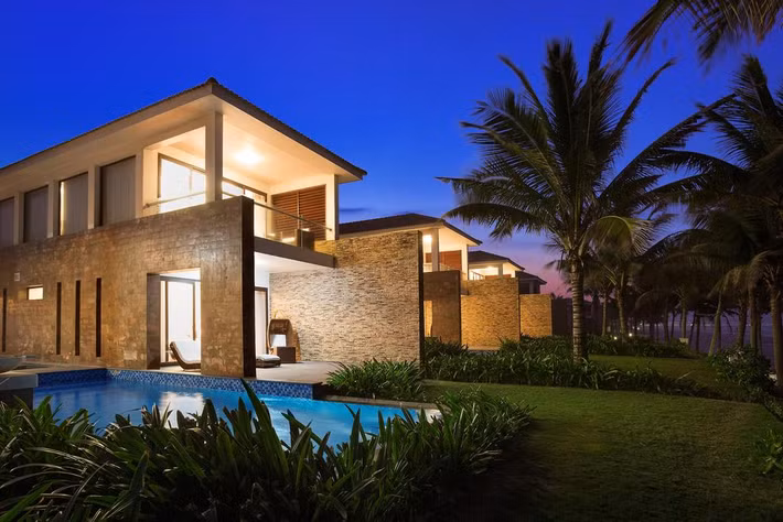 Tọa lạc giữa khung cảnh núi Ngũ Hành Sơn, Vinpearl Da Nang Resort &amp; Villas cung cấp các phòng nghỉ sang trọng bên những bãi cát nguyên sơ của Bãi biển Non Nước. Resort có 5 hồ bơi ngoài trời, spa đầy đủ dịch vụ và tiện nghi tập thể dục. Ảnh: Dulich24.