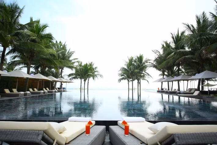 Nằm trên bãi biển Mỹ Khê xinh đẹp, Fusion Maia Resort cung cấp chỗ nghỉ 5 sao ở thành phố Đà Nẵng và có hồ bơi ngoài trời với thác nước. Ảnh: Dulich24.