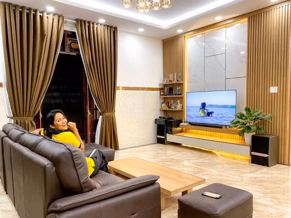 Mới đây, H'Hen Niê tiết lộ đã chi 2,5 tỷ đồng sửa lại ngôi nhà cấp 4 cho cha mẹ ở Đắk Lắk. Ảnh: Baogiaothong.