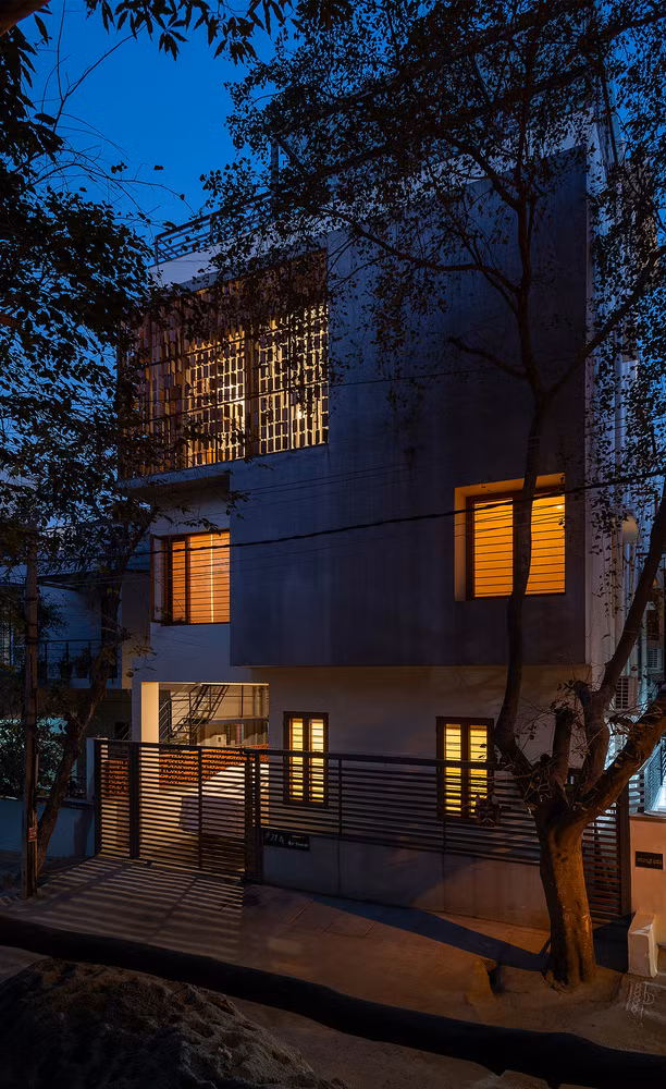 Ngôi nhà 3 tầng lung linh dưới ánh điện. Nguồn ảnh: Archdaily.