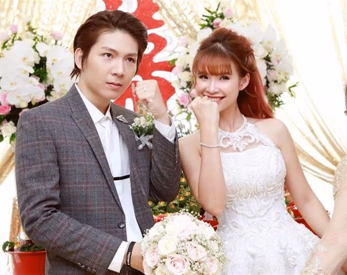  Khởi My - Kelvin Khánh là cặp đôi được yêu mến với số lượng người hâm mộ thuộc hàng "khủng" của V-biz. Cặp đôi bắt đầu hẹn hò vào năm 2014, đến cuối năm 2017 đám cưới chính thức được tổ chức. Ảnh: Pose.