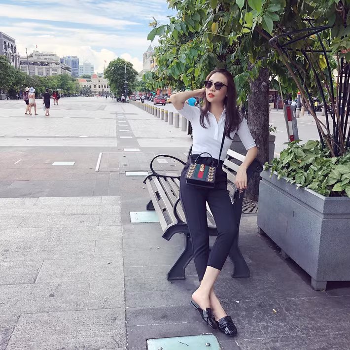 Đáng chú ý, Đàm Thu Trang cũng là một tay chơi hàng hiệu chẳng kém ai với hàng loạt món đồ của các nhà mốt Louis Vuitton, Gucci, Chanel...Ảnh: FBNV.