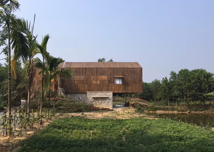 Căn nhà cũng không sử dụng cửa sổ nhôm hay kính. Thay vào đó là hệ thống màn trập bằng tre, lấy ánh sáng và gió.