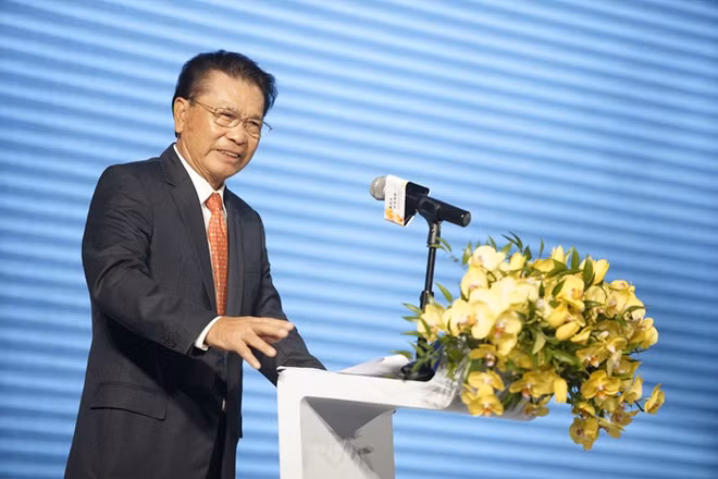 Xuất thân với gia cảnh bình thường, sau khi tốt nghiệp tiểu học, ông bỏ học để làm việc cho các nhà máy và nông trại ở quê nhà tại thị trấn Beijao (thành phố Phật Sơn). Lúc này, ông Hà nung nấu ý tưởng lập ra một dây chuyền sản xuất nhỏ. Ảnh: Caixin Global.