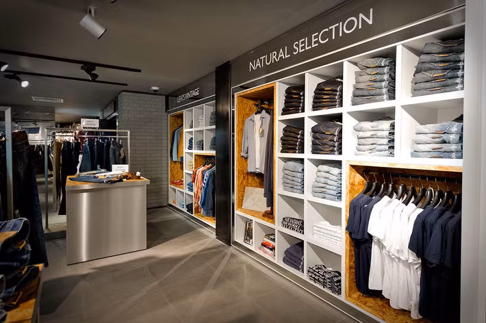 Theo tiết lộ, nhân viên bán hàng quần áo rất muốn khách hàng đi shopping đầu tuần hoặc lúc buổi trưa. Bởi đó là những lúc cửa hàng vắng vẻ, khách ghé thăm sẽ có cơ hội thử đồ, trải nghiệm thoải mái hơn.