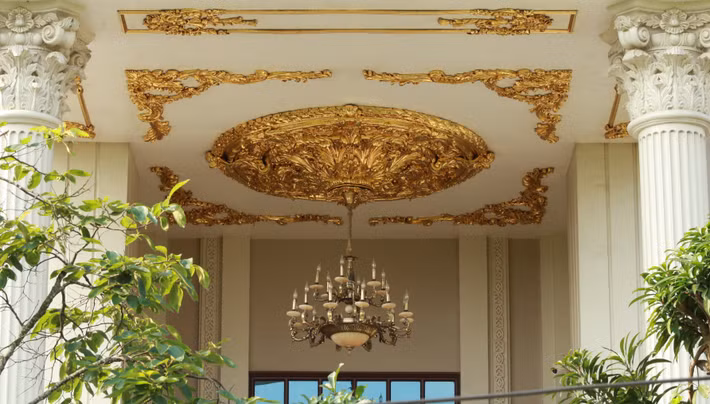 Bên trong lâu đài được trang trí với rất nhiều hoạ tiết dát vàng tạo nên vẻ lộng lẫy, nguy nga. Ảnh: Người đưa tin.