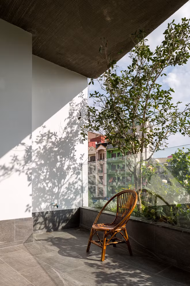 Thêm nữa, công trình là ngôi nhà cũ 4 tầng này đã được cải tại vài lần và là nơi cứ trú của 4 hộ gia đình (10 thành viên trong một gia đình 3 thế hệ) nên mỗi tầng của ngôi nhà được chia thành những không gian nhỏ, rất chật chội và tối tăm.