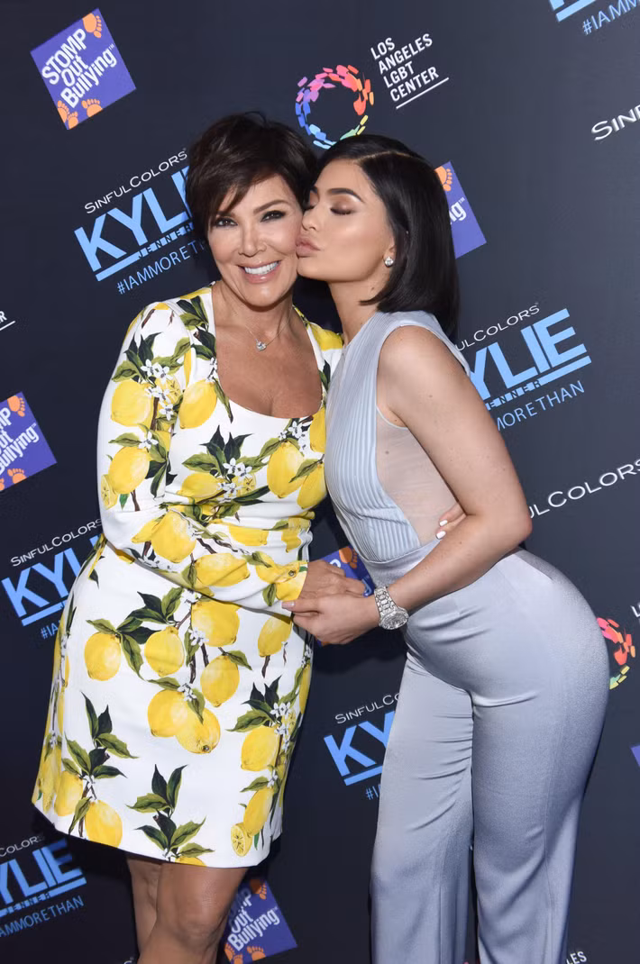 Forbes cho biết ngoài việc doanh thu năm 2018 không đạt mức 360 triệu USD, Kylie Cosmetics còn có thể gặp rất nhiều khó khăn do tác động của dịch Covid-19. Hiện Kylie Jenner vẫn sở hữu một phần công ty này.