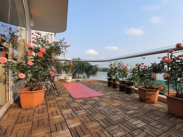Ban công rộng rãi là nơi nữ siêu mẫu trồng các loại hoa, nhiều nhất là hoa hồng. Ảnh: FBNV