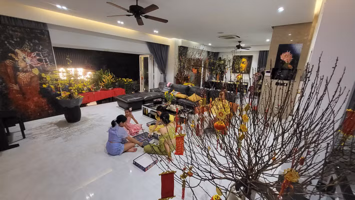 Vào dịp Tết, nữ siêu mẫu trang trí nhiều cây và hoa cho không gian sống thêm tươi mới. Ảnh: FBNV