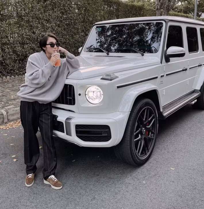 Năm 2021, Sơn Tùng M-TP tiếp tục gây sốt khi tậu chiếc Mercedes-AMG G63 giá hơn 13 tỷ đồng. Đây là dòng xe SUV được đánh giá là xứng tầm đẳng cấp thế giới, chỉ dành cho giới nhà giàu. Ảnh: FBNV