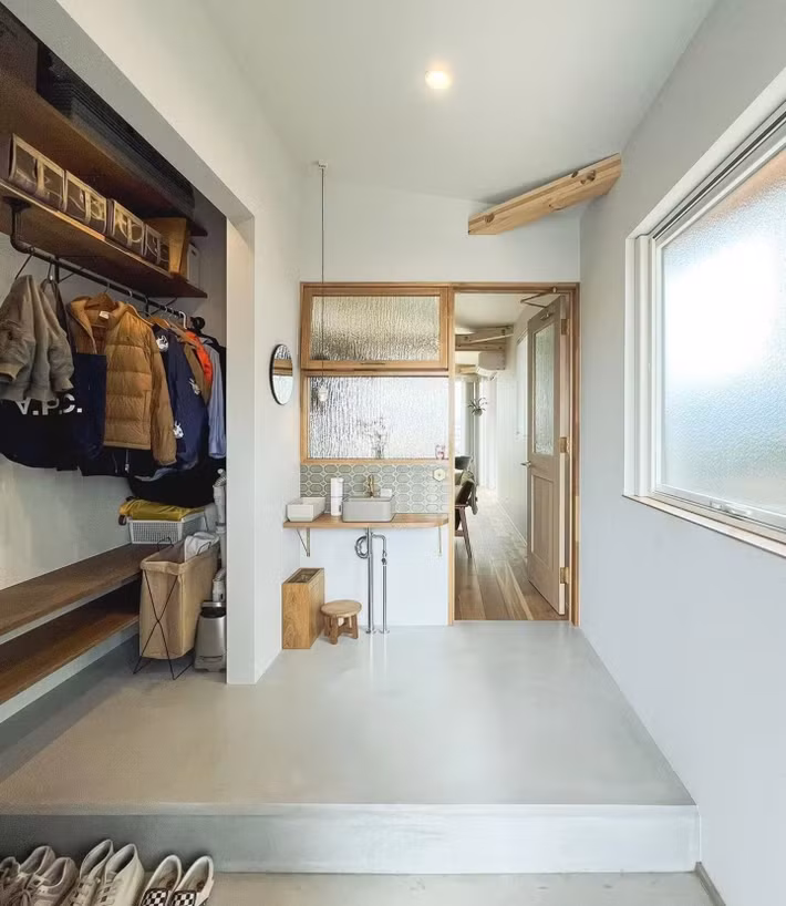 Nhật Bản có tần suất động đất cao nên các ngôi nhà truyền thống thường hạ thấp khu vực cửa vào nhằm tạo ra một bước nền thấp hơn so với phần còn lại của ngôi nhà. Ảnh: Getty