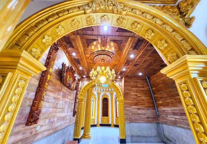Gian chính phủ một lớp đồng mỏng, một số gian phụ phía sau sơn màu vàng. Ảnh: Tiền phong