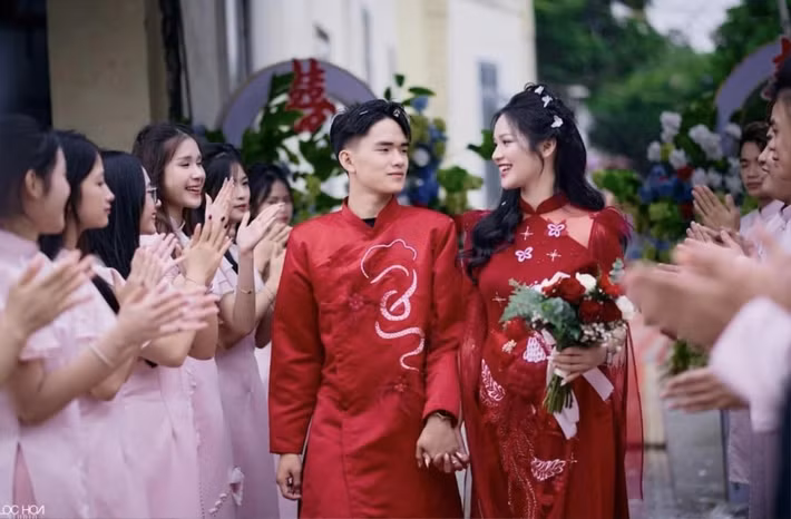 Mới đây, loạt ảnh đám hỏi của con trai đại gia đồng nát nổi tiếng Nghệ An thu hút sự chú ý của cư dân mạng bởi nhan sắc cô dâu 18 tuổi. Ảnh: Saostar