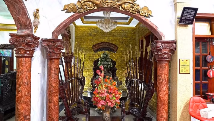 Sảnh chính căn biệt thự rộng rãi với điểm nổi bật là hai bức tượng vàng được đúc bằng 1.000 cây vàng, xung quanh là các cột nhà được làm bằng đá cẩm thạch. Ảnh: Internet