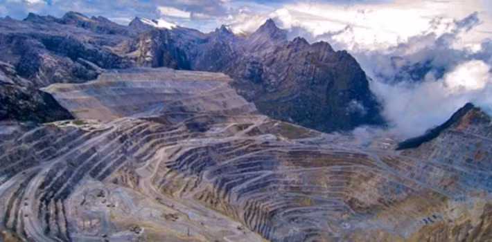 Grasberg ở tỉnh Papuam Indonesia được xem là mỏ vàng lớn nhất thế giới. Năm 2018, mỏ này sản xuất khoảng 2,7 triệu ounce vàng.