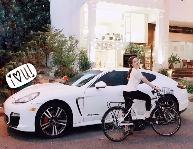 Không chỉ sống trong biệt thự sang trọng, Bảo Thy còn mạnh tay tậu xế hộp Porsche Panamera màu trắng có giá hơn 8 tỷ đồng. Ảnh: Dân Việt.