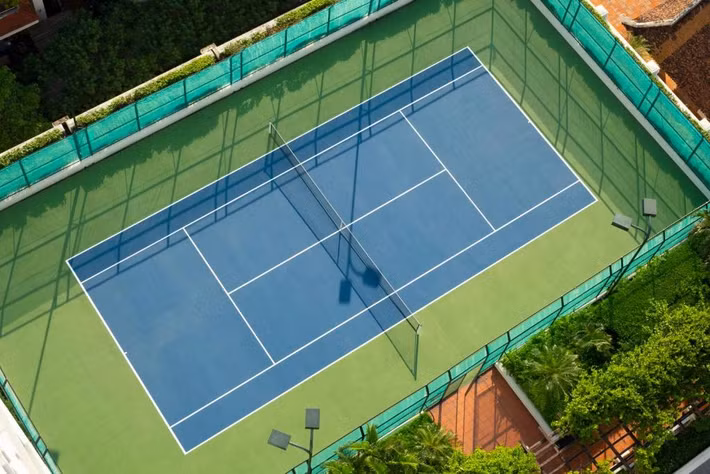 Sân tennis phục vụ nhu cầu giải trí của du khách. Ảnh: Booking