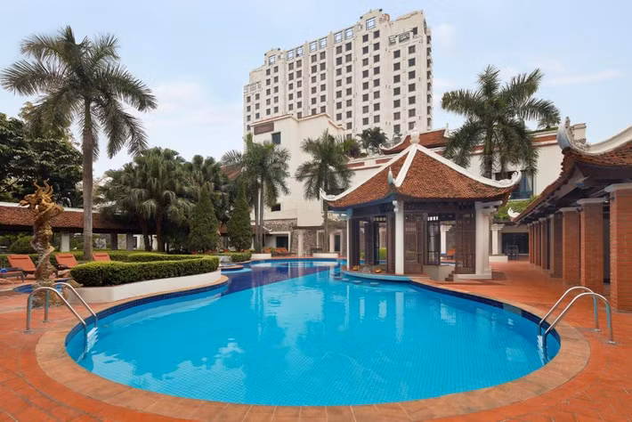 Khách sạn còn có trung tâm thể dục 24 giờ với thiết bị tập thể dục, các phòng xông hơi khô, bể bơi và spa. Ảnh: Booking
