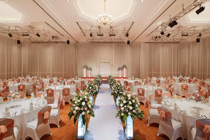 Nhiều hôn lễ hoành tráng đã được tổ chức tại khách sạn. Ảnh: Booking
