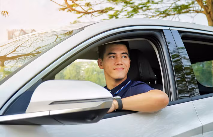 Mới đây, trên trang cá nhân, tiền đạo Tiến Linh khiến người hâm mộ phải trầm trồ khi khoe tậu được chiếc xe hơi mới. Ảnh; FBNV