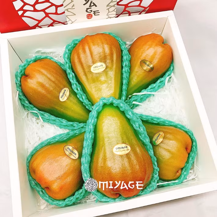 Không chỉ loại quả trong nước, nhiều trái cây nhập khẩu nước ngoài kích cỡ và trọng lượng "khủng" cũng gây sốt thị trường Việt. Có thể kể đến như roi ngọc bích Đài Loan. Ảnh: Omiyage
