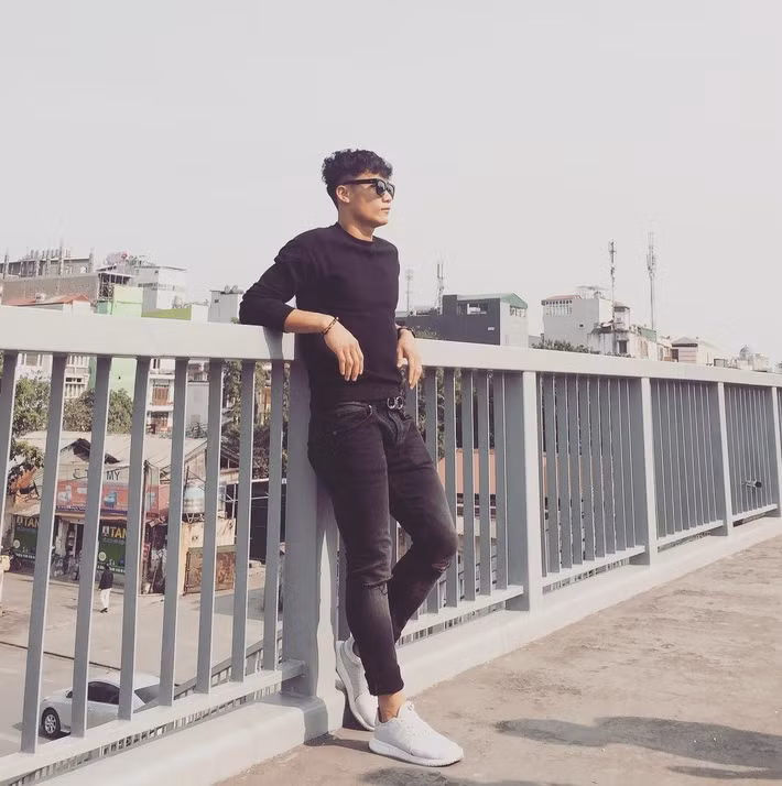 Bùi Tiến Dũng cũng từng thử sức vai trò vedette trong một show diễn của NTK nổi tiếng trong nước và nhận được nhiều lời khen tích cực từ truyền thông.