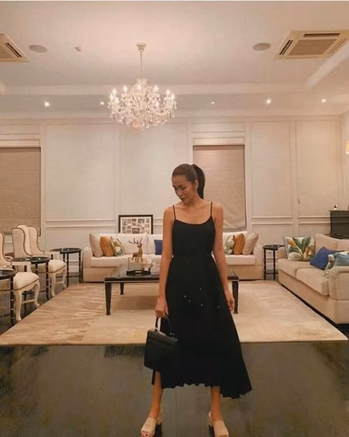 Căn nhà của vợ chồng Hà Tăng có thiết kế tương tự biệt thự châu Âu tân cổ điển, đủ không gian sinh hoạt cho cả gia đình. Ảnh: FBNV