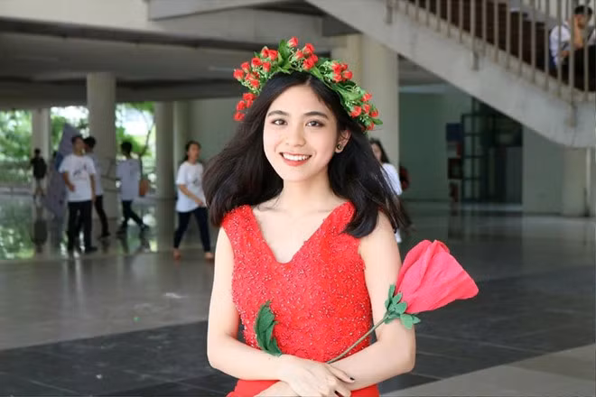 Không chỉ giữ việc học văn hóa tốt, Yến còn tích cực tham gia các hoạt động văn nghệ tại trường, đặc biệt là nhạc kịch mỗi khi có điều kiện đứng trên sân khấu, cô bạn thường diễn tốt từ hình thể cho tới biểu cảm.