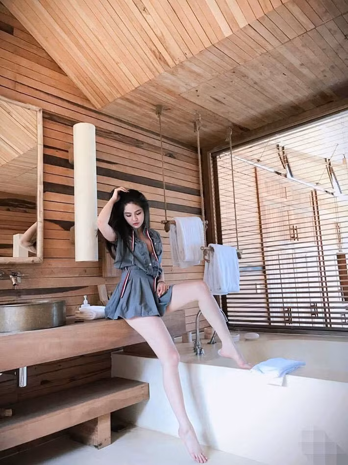 Nhiều người bày tỏ thái độ không hài lòng với Khánh My vì đời tư có phần ồn ào của cô nàng đồng thời do việc spoil phim gây khó chịu. Chính vì thế, cô nàng nhận khá nhiều gạch đá về mình.