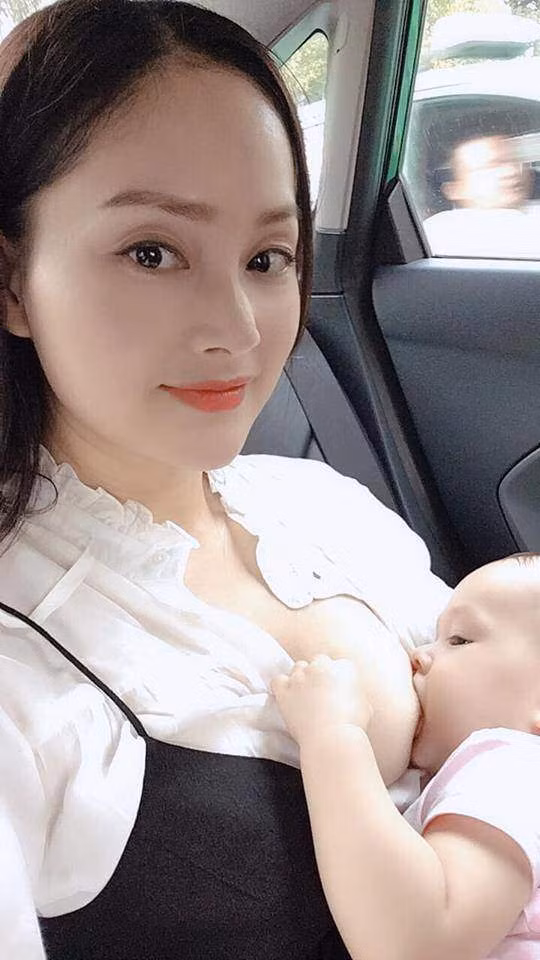 Mỗi lần cho con bú nơi đông người, Lan Phương đều khéo léo để không bị chê trách.